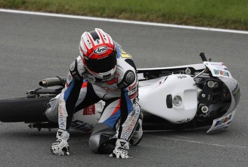 V GP Německa bylo také hodně pádů. V závodě do 250 ccm spadl například Vladimir Leonov | Foto: Ivo Pospíšil