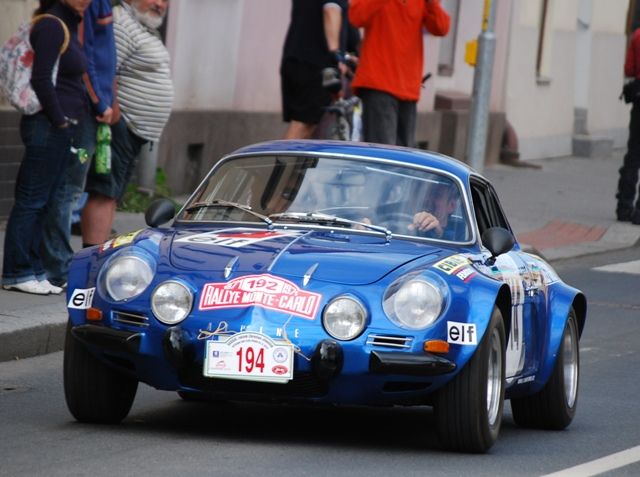 Renault Alpine při zrychlení po startu dokazoval, že je to stále hodně rychlé auto | Foto: Radek Pecák