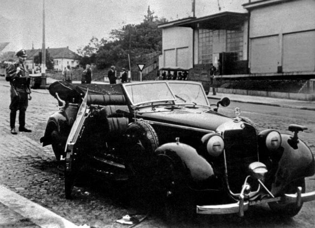 Dne 27. května 1942 v 10 hodin a 35 minut byl explozí bomby Jana Kubiše smrtelně zraněn zastupující říšský protektor Reinhard Heydrich. Heydrichův automobil byl vrženou pumou poškozen v Kichmayerově ulici v Holešovičkách. Pravděpodobně jde o vůbec první snímek Heydrichova mercedesu pořízený nedlouho po atentátu na místě útoku. | Foto: ČTK