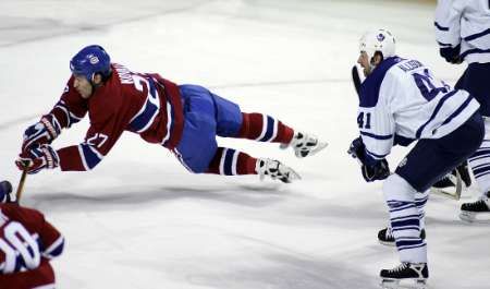 Hokejista Montrealu Alexej Kovalev prolétá obranou Toronta kolem Jasona Allisona. | Foto: Reuters