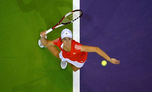 Justine Heninová podává ve finále Turnaje mistryň v Madridu. | Foto: Reuters