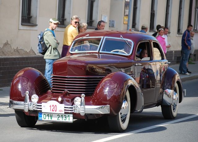 Další z unikátů na trati. Chevrolet Master je jak vystřižený z filmu o gangsterech z 30. let. Povšimněte se výklopných světlometů v blatnících. Dalším unikátem je, že jako málokterý americký vůz měl pohon na přední nápravu | Foto: Radek Pecák