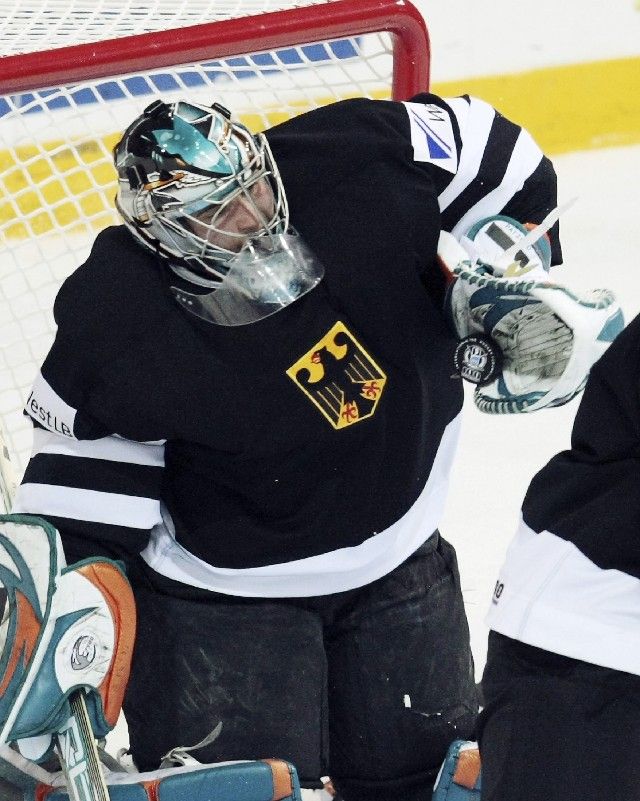 Brankář Patzold v replice dresu, ve kterém Němci získali bronz na olympiádě v Lake Placid v roce 1932. | Foto: Reuters