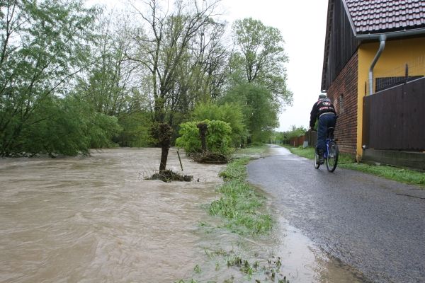 Průjezd obcí Choryně otevřeli teprve v pondělí ráno, kdy tudy vedla objížďka na Valašské Meziříčí. Za takto vysoké hladiny není snadné odhadnout, jak prudce se svažuje břeh potoka. Trochu vody na památku si tak v holínce odnesl i deník Aktuálně.cz. | Foto: Karel Toman