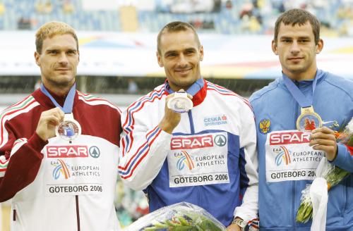 Roman Šebrle (uprostřed) na stupních vítězů po slavnostním ceremoniálu vyhlášení vítězů soutěže desetibojařů na ME. Vlevo stříbrný Maďar Atilla Zsivoczky, vpravo bronzový Alexej Drozdov z Ruska. | Foto: ČTK/AP