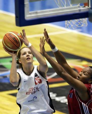 Česká basketbalistka Eva Vítečková útočí proti Kubánce Yamile Martinez Calderonové v zápase mistrovství světa. | Foto: Reuters