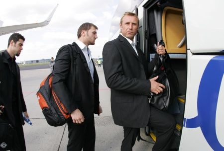 Václav Prospal nastupuje do přistaveného autobusu. | Foto: Jiří Šidliák, Pavel Lebeda