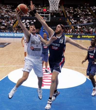 Řecký basketbalista Theodoros Papaloukas a Francouz Frederic Weis ve čtvrtfinále MS. | Foto: Reuters