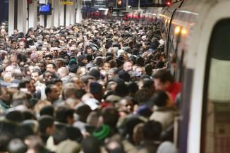 Paříž - Cestující na nástupišti pařížského nádraží Gare du Nord 19.ledna 2005 během jedné ze stávek francouzských drah. | Foto: Aktuálně.cz