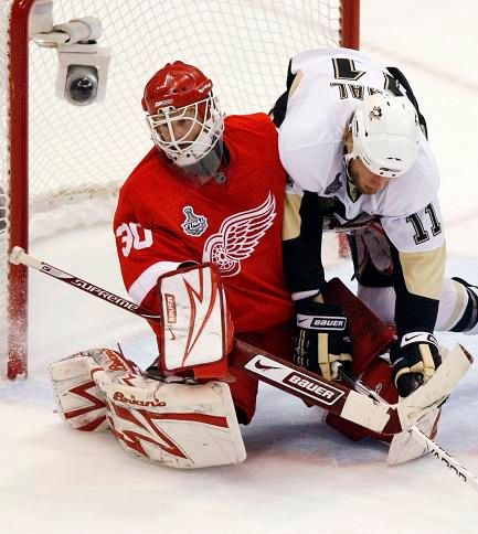 Staal atakuje Osgooda | Foto: Reuters