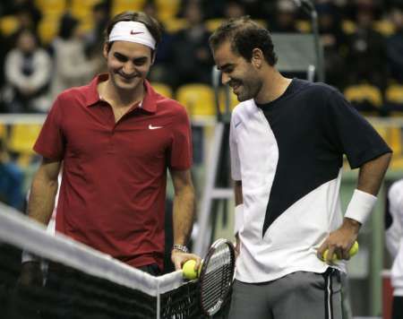 Roger Federer (vlevo) a Pete Sampras | Foto: Reuters