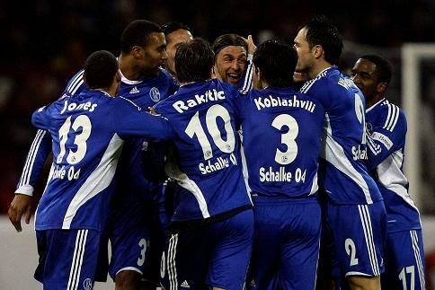 Hráči Schalke oslavují Bordonův gól do sítě Karlsruhe | Foto: Reuters