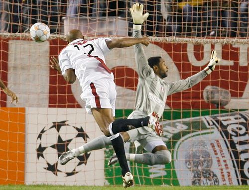 Frederic Kanoute ze Sevilly (vlevo) skóruje do sítě brankáře rumunského týmu Steaua Bukurešť Robinsona Zapaty. | Foto: Reuters