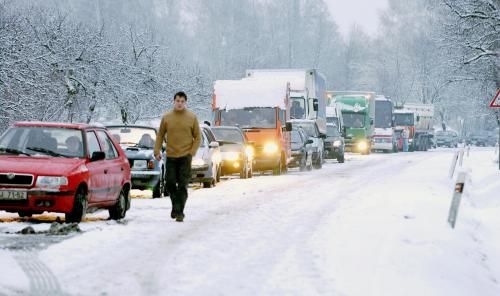 Sníh a mráz o prvním prosincovém víkendu brzdily dopravu po celém Česku. Na snímku fronta aut ve stoupání mezi obcemi Květnová a Boč na Karlovarsku (trasa Karlovy Vary - Chomutov). | Foto: ČTK