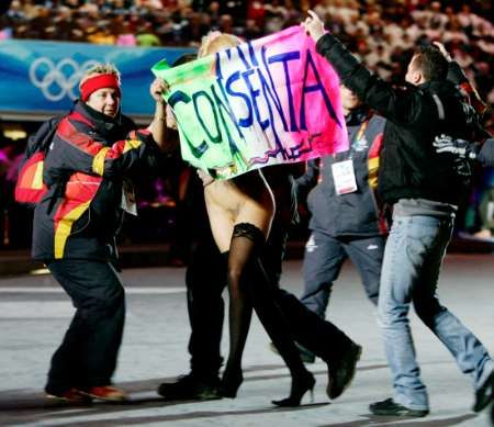 Nahý protest při ceremoniálu | Foto: Reuters