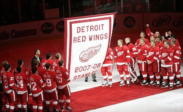 Oslava Stanley Cupu Detroitu rychle zhořkla. Vlevo v civilu Dominik Hašek. | Foto: Zuzana Hronová, Reuters