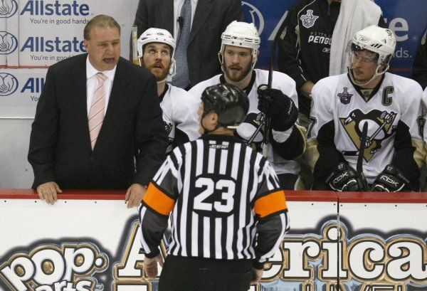 Trenér Pittsburghu Michel Therrien si vášnivě vyměňuje názory s hlavním sudím. | Foto: Reuters