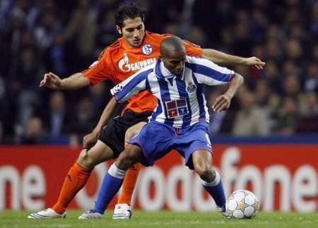 Paulo Assuncao z Porta (vpředu) bojuje o míč s Halilem Altintopem ze Schalke | Foto: Reuters