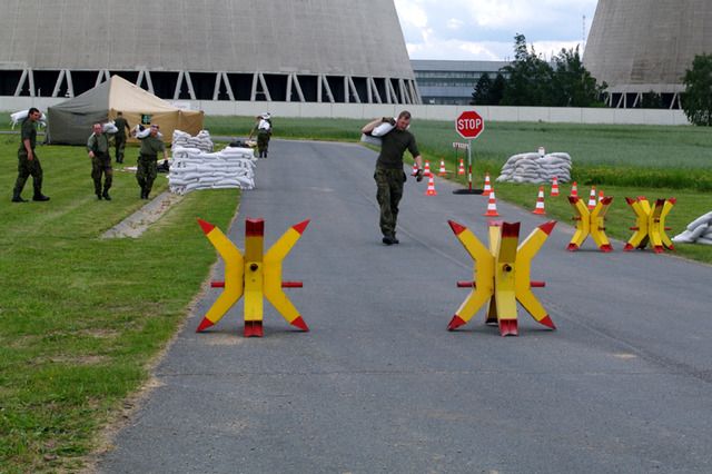 Roznášení pytlů po budovaných postaveních na kontrolně propouštěcím místu | Foto: Armáda České republiky