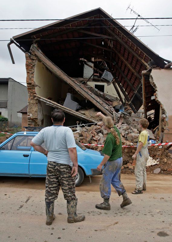 Neobvyklý pohled do bývalého rodinného domu v Jeseníku nad Odrou. | Foto: Reuters