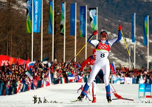 Kristina Šmigunová (vpředu) poráží ve finiši skiatlonu Kateřinu Neumannovou. | Foto: Reuters