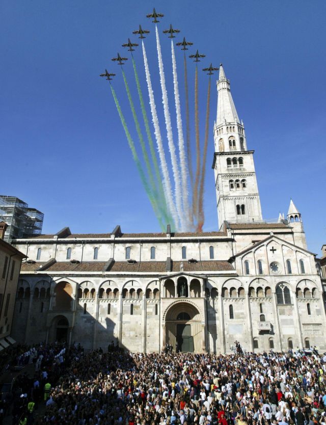 V okamžiku, kdy byla Pavarottiho rakev vynášena z modenské katedrály, proletěly nad ní stíhačky italského letectva | Foto: Reuters