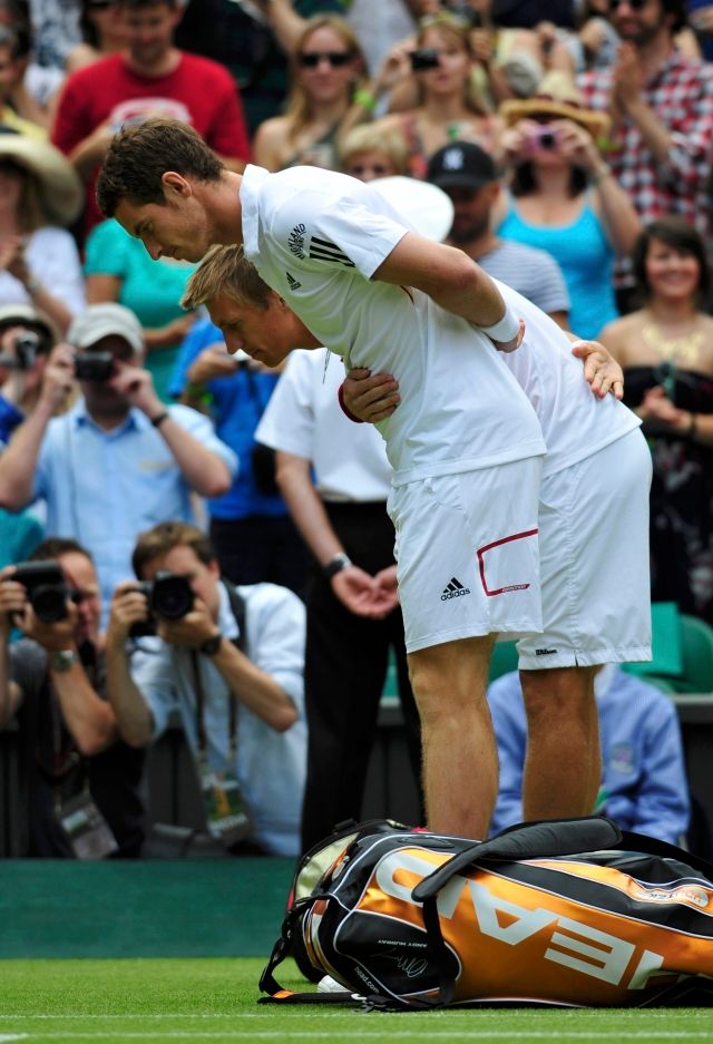 Andy Murray (vepředu) a Jarkko Nieminen se uklánějí královně. | Foto: Reuters