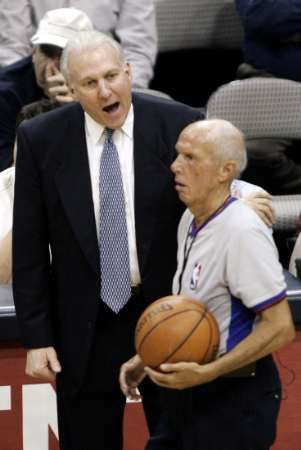 Kouč San Antonia Greg Popovich debatuje s rozhodčím ve čtvrtém zápase semifinále Západní konference v Dallasu. | Foto: Reuters