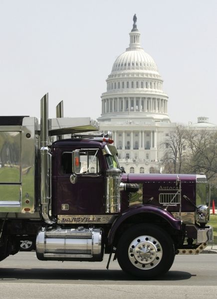 A truck passes the U.S. Capitol during a caravan of trucks protesting gas prices, in Washington April 10, 2008. According to reports, more than 100 trucks circled the U.S. Capitol honking their horns on Thursday during the gas price protest. REUTERS/Molly Riley (UNITED STATES) | Foto: Reuters