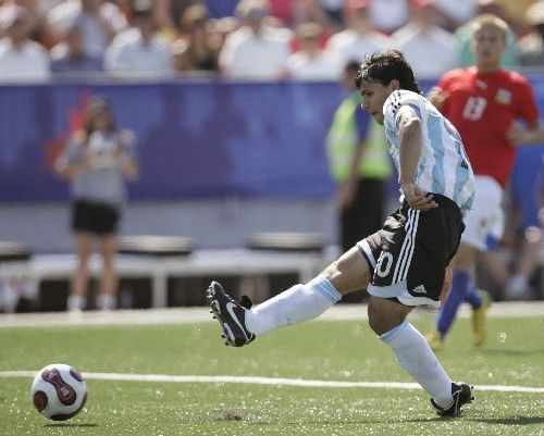 Argentinec Sergio Aguero vyrovnává ve finále MS do dvaceti let proti Česku na 1:1. | Foto: Reuters