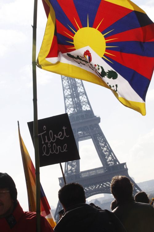 Setkání francouzské dámy s tibetskou vlajkou | Foto: Reuters