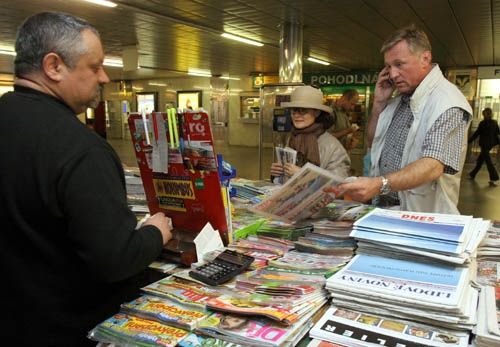 U stánku v metru si Topolánek ještě koupil Blesk. | Foto: Ondřej Besperát