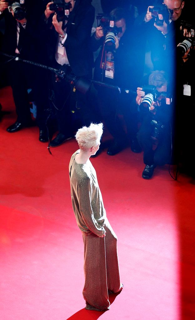 Tilda Swinton v záři reflektorů. | Foto: Reuters