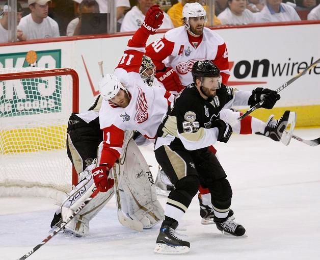 Daniel Cleary padá před brankářem Osgoodem | Foto: Reuters