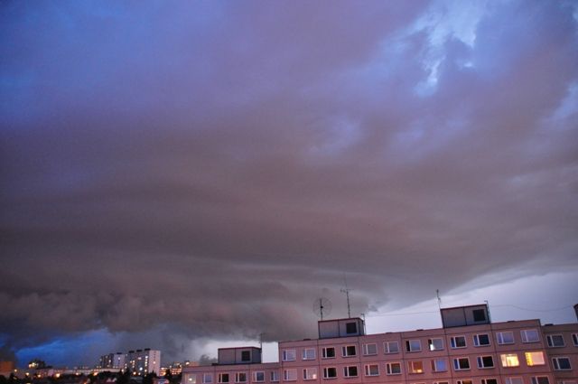 Čtenářka z Jižního města začala odpoledne fotit přicházející mračna... | Foto: Kristina Helena Kudlová