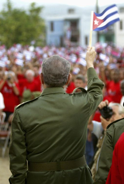 Je léto 2003 a Castro zdraví davy. Zřejmě pak pronesl jeden ze svých dlouhých projevů. | Foto: Reuters