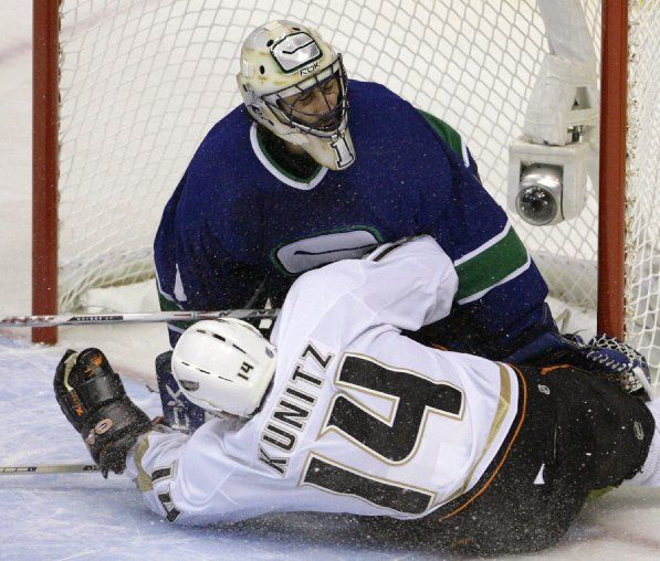 Brankář Vancouveru Canucks Roberto Luongo Chrise Kunitze z Anaheimu do sítě nepustil. Tři střely však ano a jeho tým doma prohrál 2:3. | Foto: Reuters