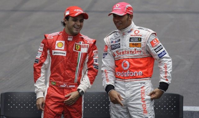 Felipe Massa ze stáje Ferrari (vlevo) v přátelském rozhovoru se svým rivalem Lewisem Hamiltonem před rozhodujícím závodem celé sezony. | Foto: Reuters