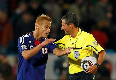 Keisuke Honda v pozitivní rozmluvě | Foto: Sport