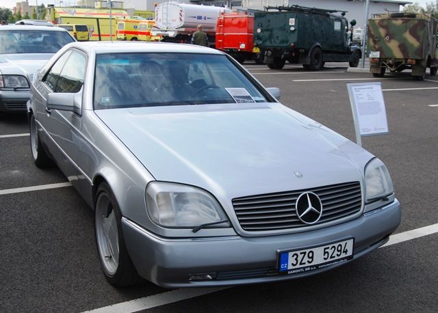 Mercedes-Benz 600SEC si získal pro své mohutné proporce přezdívku Mamut. Pod kapotou měl šestilitrový motor s výkonem přes 400 koní. tento exemplář je z roku 1993 | Foto: Radek Pecák