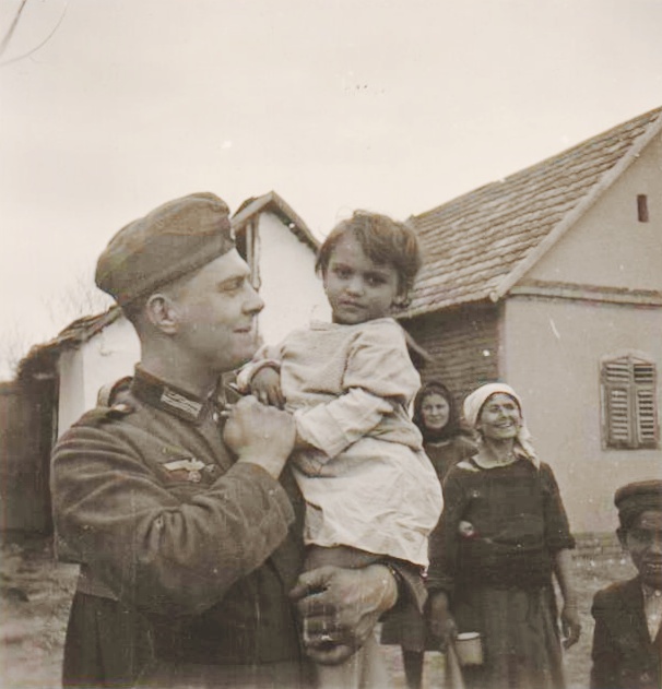 Před objektivem si hráli s romskými dětmi, ale na druhou stranu se podíleli na jejich deportacích do koncentračních táborů. Pozdější osud tohoto dítěte je nejasný. | Foto: The Robert Dawson Romany Collection