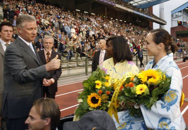 Belgický korunní princ Philippe ukazuje krajance Kim Gevaertové, vítězce na 200 m: "Jsi jednička!" | Foto: Reuters