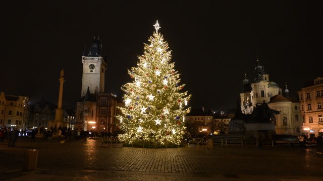 Vánoční strom na Staroměstském náměstí v Praze. | Foto: ČTK