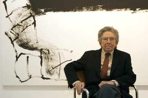 Antoni Tàpies , 13. 12. 1923 – 6. 2. 2012, španělský malíř a sochař 

 Ve věku 88 let zemřel v pondělí v Barceloně avantgardní španělský malíř a sochař Antoni Tàpies, jenž je považován za jednoho z největších umělců abstraktního umění v Evropě. 

 Výtvarník, kterého list El Mundo označil za "posledního velkého umělce 20. století", zemřel po krátké nemoci; nicméně nebyl zdráv již od roku 2007. 

 "Byl to nejradikálnější katalánský umělec svým myšlením, vyjadřováním a odborností - a zároveň nejuniverzálnější svým jazykem a mezinárodním dosahem," řekl o Tàpiesovi prezident katalánského regionu Artur Mas. 

 Článek: http://aktualne.centrum.cz/kultura/umeni/clanek.phtml?id=732172 | Foto: www.galleristny.com