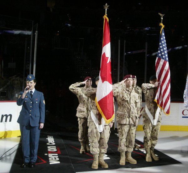 Utkání NHL Washington vs. Edmonton slavnostně zahájili kanadští vojáci. | Foto: Reuters