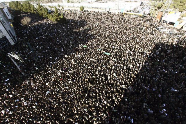 Statisíce lidi přijeli na pohřeb z celého Íránu. | Foto: Reuters