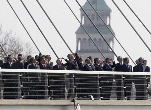 Představitelé NATO symbolicky přecházejí most spojující německý Kehl se Štrasburkem. | Foto: Reuters