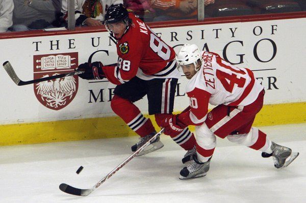 Nováček NHL v dresu Chicaga Blackhawks Patrick Kane (vlevo) se nezalekl ani nejproduktivnějšího hokejisty soutěže Henrika Zetterberga z Detroitu Red Wings (vpravo). Zaznamenal stejně jako Lang dva body a pomohl týmu k výhře. | Foto: Reuters