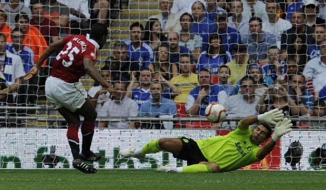 Community Shield 2010: Valencia střílí první gól Manchesteru. | Foto: Reuters