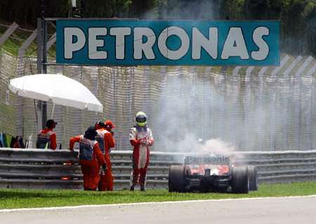 Ralf Schumacher nedokončil poslední část kvalifikace kvůli poruše své Toyoty. | Foto: Reuters